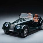 El Morgan Plus Four es el ejemplo perfecto de cómo un coche clásico puede evolucionar manteniendo su esencia. Este roadster británico es una joya con un peso de solo 2234 libras, gracias a su estructura de aluminio y su motor BMW B48. Aunque su diseño exterior sigue siendo el mismo que el del modelo original de los años 30, su rendimiento ha mejorado considerablemente. En menos de 5 segundos, el Plus Four alcanza los 100 km/h. Su combinación de ligereza, potencia y diseño atemporal lo convierte en uno de los deportivos más deseables y exclusivos del mercado.