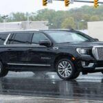 El GMC Yukon 2025 es un SUV de tamaño completo con un precio inicial de $70,495 y opciones de motor que van desde un V8 de 355 hp hasta uno de 420 hp. Con una capacidad de remolque de 8,400 libras, es perfecto para quienes necesitan un vehículo de trabajo robusto. Sin embargo, el Yukon es propenso a problemas de transmisión y motor, lo que puede resultar en reparaciones costosas. Con una depreciación significativa y costos de mantenimiento elevados, este SUV podría convertirse en una carga económica a largo plazo para sus propietarios.
