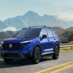 El Honda CR-V es un SUV compacto que ha ganado la confianza de los conductores durante años. Con un historial de fiabilidad impresionante, este modelo es conocido por su eficiencia de combustible, comodidad y las funciones de seguridad avanzadas que ofrece. Los propietarios aprecian su diseño elegante, su conducción ágil y la calidad general del vehículo, lo que ha convertido al CR-V en una opción popular entre aquellos que buscan un SUV fiable para el día a día. Su longevidad y baja tasa de depreciación hacen que sea una excelente inversión a largo plazo.