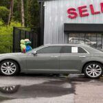 El Chrysler 300 es un sedán grande que atrae a los compradores por su apariencia elegante y su sensación de lujo. Sin embargo, su depreciación es una de las más rápidas entre los sedanes. La tecnología anticuada y el alto consumo de combustible hacen que los propietarios se arrepientan al darse cuenta de que el valor de reventa se desploma rápidamente. A pesar de su atractivo inicial, el Chrysler 300 no logra mantener su valor a largo plazo.