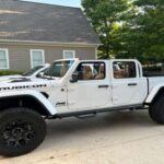 La Jeep Gladiator tiene una base de seguidores leales, pero no ha logrado evitar la depreciación rápida en el mercado de vehículos usados. Aunque es un vehículo único en su segmento de pickups 4x4, su estilo particular y enfoque de nicho no han atraído a suficientes compradores como para mantener un valor alto en el mercado de segunda mano. Las altas expectativas de precio, junto con la falta de demanda general, han hecho que este modelo pierda valor más rápidamente que otros pickups más convencionales.