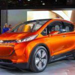 El Chevrolet Bolt EV ha sido un éxito como opción accesible en el mercado eléctrico, pero en 2025 ya está pidiendo a gritos una renovación. Aunque ha sido bien recibido por su precio competitivo, su interior barato, tiempos de carga lentos y falta de características modernas lo colocan en una posición incómoda frente a nuevos rivales como el Tesla Model 3 o el Hyundai Kona Electric. Chevrolet tiene previsto darle un gran rediseño en 2026, por lo que podría ser mejor esperar a la nueva versión si estás dudando.