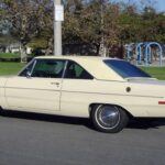 El Dodge Dart prometía ser un sedán compacto fresco y dinámico, pero rápidamente se convirtió en un modelo que los propietarios lamentaron profundamente. Con fallos mecánicos recurrentes, sobre todo en el sistema de suspensión y el motor, este coche dejó a muchos conductores frustrados. A pesar de su diseño atractivo y características modernas, el Dart resultó ser un dolor de cabeza constante.