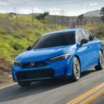 Precio de venta sugerido inicial: $29,295

El Honda Civic Híbrido destaca por ser uno de los sedanes más equilibrados en cuanto a rendimiento y eficiencia. Su diseño elegante y su motorización híbrida ofrecen una experiencia de conducción muy cercana al Civic Si, pero con el beneficio de un consumo de combustible excepcionalmente bajo. Es una excelente opción para quienes buscan un coche compacto que combine la deportividad de un Honda con la eficiencia de un híbrido.