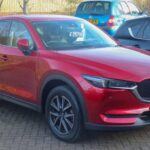 Precio inicial: $26,800

Para aquellos que buscan un SUV bajo $45,000 que también ofrezca una experiencia de conducción divertida, el Mazda CX-5 es una excelente opción. Este crossover destaca por sus cualidades de manejo y su rendimiento, combinando una conducción dinámica con un consumo de combustible razonable. El CX-5 ofrece un interior bien diseñado y una sensación de lujo sin el alto precio, lo que lo convierte en una opción ideal para los conductores que disfrutan de la conducción, pero también valoran la eficiencia.