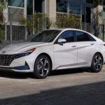Alcance: 670 millas

El Hyundai Elantra Híbrido ofrece una autonomía de 670 millas (aproximadamente 1078 km), colocándose justo debajo del Toyota Camry en términos de alcance. Este sedán compacto es perfecto para quienes buscan un coche híbrido asequible, eficiente y que no escatime en tecnología. Según Kelley Blue Book, el Elantra Híbrido es una excelente opción en cuanto a precio y rendimiento, especialmente para aquellos que necesitan un coche económico para uso diario, sin sacrificar demasiados detalles de confort.
