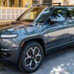 El Rivian R1S es una SUV eléctrica prometedora, pero la experiencia de conducción no está a la altura. Aunque la aceleración es impresionante, el manejo es 