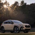 Calificación de calidad y fiabilidad: 85/100
El Subaru Crosstrek es uno de los SUV más confiables en el segmento de los SUV pequeños. A pesar de las características que podrían sugerir lo contrario, como su motor bóxer y sistema AWD, Subaru ha logrado mejorar constantemente este modelo, eliminando problemas comunes a lo largo de los años. La versión 2025 es un claro ejemplo de la fiabilidad de la marca, y la versión 2026, aunque aún no está disponible, promete seguir esa misma línea.
Costo medio de mantenimiento anual previsto: $492
Costo estimado de mantenimiento durante los primeros 10 años: $8,475