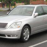 Los Lexus LS 400 y LS 430 no solo son coches de lujo, sino que han sido diseñados para evitar el fracaso mecánico. Con motores V8 robustos y una carrocería extremadamente bien construida, estos sedanes aguantan millas como si fueran nuevos. A pesar de que las piezas no son siempre baratas, su durabilidad hace que el coste a largo plazo sea bajo. Estos sedanes siguen siendo silenciosos y con climatización estable incluso después de muchos años de uso. Un Lexus LS bien cuidado es como un buen edificio, más sólido que espectacular, pero con una longevidad impresionante.