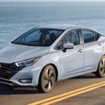 El Nissan Versa es un coche pequeño pero con una eficiencia increíble, alcanzando hasta 35 mpg combinado. A pesar de su tamaño compacto, el Versa sigue siendo uno de los modelos más asequibles del mercado, ideal para aquellos que buscan un vehículo económico y eficiente, especialmente para conducir en la ciudad. Con un precio asequible y un rendimiento destacado, el Versa es perfecto para quienes desean maximizar su inversión en combustible.