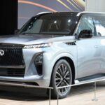 El Infiniti QX80 2025 es un SUV que demuestra que lujo y potencia pueden coexistir sin problemas. Con un interior que presenta cuero acolchado, madera de poro abierto y una calidad de fabricación premium, el QX80 es pura comodidad. Pero no solo se trata de lujo; con una capacidad de remolque de 8,500 libras y su suspensión digital dinámica, el QX80 ofrece la robustez necesaria para remolcar cargas pesadas mientras mantiene el confort en el interior. Este SUV es perfecto para quienes buscan una combinación de estilo y rendimiento.
Capacidad de remolque: 8,500 libras