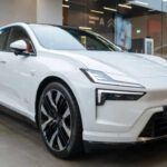 El Polestar 4 es un SUV eléctrico que destaca por su diseño futurista, como la sustitución de la ventana trasera por una cámara de visión trasera, lo que le da un aspecto muy distintivo. Ofrece dos versiones de motorización: una de un solo motor con 300 millas de autonomía y una de doble motor con 544 hp, que lo convierte en un SUV de alto rendimiento. Su enfoque en la tecnología de vanguardia y su diseño innovador lo hacen una opción ideal para los conductores que buscan algo más allá de lo convencional, con una experiencia de conducción emocionante y avanzada.
Rango: Hasta 480 km | Potencia: 544 hp