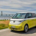 El ID. Buzz es la reinvención eléctrica de la mítica furgoneta Volkswagen. Este vehículo ofrece una combinación de estilo retro y funcionalidad moderna, con un diseño que recuerda a la clásica 