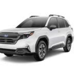 El Subaru Forester 2025 mantiene las características que lo han hecho popular a lo largo de los años: un interior espacioso, visibilidad excelente y un manejo cómodo. Con una mejora en la eficiencia de combustible, alcanzando 29 mpg, y tracción total estándar, el Forester sigue siendo una opción sólida para quienes buscan un SUV fiable y práctico. Su motor de cuatro cilindros ofrece más torque, lo que mejora su agilidad sin sacrificar la economía de combustible. Además, la cabina renovada ofrece mayor comodidad y más espacio de carga.
Precio estimado: Desde 26,500 USD
