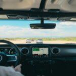 Los híbridos son ideales para la conducción urbana, donde se aprovecha al máximo el modo eléctrico y el sistema de frenado regenerativo. Sin embargo, en viajes largos por carretera, los beneficios de eficiencia energética se reducen considerablemente. En autopistas y carreteras de larga distancia, el motor de gasolina se activa más frecuentemente, anulando gran parte de los ahorros de combustible que ofrece el motor eléctrico, lo que hace que los híbridos sean menos atractivos para aquellos que pasan mucho tiempo en carretera.