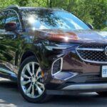 En cuarta posición, el Buick Envision se impone como uno de los SUV compactos más sorprendentes del año. Este modelo combina raíces globales con la sofisticación tecnológica característica de la marca. Su enorme pantalla de una sola pieza —que fusiona cuadro de instrumentos e infoentretenimiento— supera incluso a la del XT4, consolidándose como una de las configuraciones digitales más impresionantes del segmento. Para 2025, Buick se posiciona claramente como un referente en experiencia multimedia.