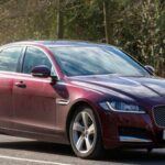 El Jaguar XF, un sedán de lujo conocido por su combinación de rendimiento y estilo, ha visto una pérdida de valor alarmante. El modelo 2017 perdió más del 50% de su valor en solo tres años. Los coches de lujo como el XF suelen enfrentar altas tasas de depreciación debido a su precio inicial elevado y los altos costos de mantenimiento. Aunque la marca Jaguar es sinónimo de prestigio, el XF ha tenido dificultades para mantenerse al día con la competencia en cuanto a tecnología y características, lo que ha llevado a una pérdida de interés y, en consecuencia, a una caída en su valor.