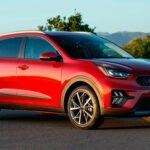 El Kia Niro Híbrido es uno de los SUV más pequeños en el mercado, pero compensa con un excelente rendimiento de combustible. Con un consumo de hasta 53 mpg combinados en los modelos más eficientes, el Niro es perfecto para quienes buscan un SUV compacto y económico. Aunque es de tracción delantera, el Niro ofrece un interior sorprendentemente espacioso para su tamaño. Además, la remodelación de 2023 mejoró la calidad de los materiales interiores, aunque algunos controles de audio y clima podrían resultar un poco complicados.
