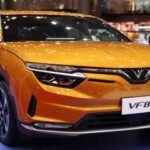 El VinFast VF 8 es una propuesta audaz de la automotriz vietnamita VinFast, que ha llegado para competir con grandes nombres como Tesla en el mercado de SUV eléctricos. Diseñado por Pininfarina, el VF 8 combina un exterior elegante con un interior cargado de tecnología, que incluye una pantalla táctil de 15.6 pulgadas compatible con Apple CarPlay y Android Auto. El modelo Eco ofrece 349 caballos de fuerza y una autonomía de 264 millas (425 km), mientras que el modelo Plus, con 402 caballos, reduce ligeramente su autonomía a 243 millas (391 km). Ambos modelos cuentan con una batería de 87.7 kWh y cargan del 10% al 70% en aproximadamente 31 minutos gracias a la carga rápida DC, lo que lo hace una opción competitiva a nivel global.