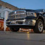 La Ram 1500 ha visto un renacer gracias a su rediseño, convirtiéndose en una de las pickups más populares y cómodas de Estados Unidos. La combinación de características modernas, tecnología avanzada y una conducción más suave ha atraído a nuevos compradores. La Ram 1500 es conocida por su confort en los viajes largos y por su capacidad para manejar cargas pesadas sin sacrificar el estilo. Además, la incorporación de motores híbridos ha sido un paso importante en la evolución de esta camioneta.