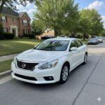 Al igual que el Rogue, el Nissan Altima de generaciones anteriores presenta serios problemas con la transmisión CVT, que es propensa a fallos mecánicos. Aunque el Altima es un sedán de aspecto atractivo y cómodo, el CVT tiende a ser una fuente constante de preocupaciones. Los modelos usados, que se venden entre $10,000 y $14,000, no son una compra segura debido al riesgo de que la transmisión falle prematuramente.