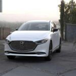 El Mazda3 2019 es conocido por su excelente fiabilidad y bajo costo de mantenimiento. Muchos propietarios informan que este modelo puede alcanzar hasta 300,000 millas si se mantiene adecuadamente. Con un diseño moderno y un sistema de entretenimiento avanzado, este coche es ideal tanto para el día a día como para viajes largos. Su motor ofrece una buena combinación de potencia y eficiencia, con una economía de combustible que ronda las 30 millas por galón. Además, el Mazda3 tiene una gran calificación en términos de seguridad y calidad de conducción.