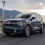 Precio aproximado: $30,000

El Kia Sportage Hybrid 2025 ha hecho su entrada al mundo de los híbridos con una propuesta sofisticada y eficiente. Su motor turboalimentado de 1.6 litros combinado con un motor eléctrico entrega 227 caballos de fuerza, proporcionando un buen rendimiento y una economía de combustible destacable de 43 MPG en ciudad y 38 MPG en carretera. Este modelo híbrido también ofrece un interior de calidad con materiales que se sienten más lujosos que su precio sugiere. Con una garantía de 10 años o 100,000 millas, el Sportage Hybrid es una excelente opción para familias que desean maximizar su economía de combustible sin sacrificar el confort.

Lo mejor: Rendimiento híbrido excelente, garantía larga y interior de calidad superior.