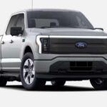 Ford se está tomando en serio la electrificación con una camioneta eléctrica de tamaño medio que se espera lanzar en 2026. Esta camioneta, diseñada sobre una nueva plataforma universal de vehículos eléctricos, promete ofrecer un precio inicial de alrededor de los $30,000, haciendo que la propiedad de un vehículo eléctrico sea más asequible para los consumidores.

Con una aceleración comparable a la de un Mustang EcoBoost, esta camioneta eléctrica alcanzará de 0 a 60 mph en unos 5.6 segundos, y contará con un rango de autonomía suficiente para tareas laborales, como remolcar tráileres. Esta camioneta eléctrica será perfecta para aquellos que buscan una opción sostenible y económica sin sacrificar capacidad de carga o rendimiento.

Lo mejor: Accesibilidad eléctrica sin perder las capacidades de un camión tradicional.