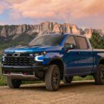 Tanto la Chevrolet Silverado como la GMC Sierra son dos de las camionetas más duraderas que puedes encontrar en el mercado. Aunque sus diseños son ligeramente diferentes, comparten muchos componentes mecánicos y son conocidas por su longevidad. Ambas camionetas tienen una alta probabilidad de superar los 320.000 kilómetros si se les da un mantenimiento adecuado.

Las reseñas de la Silverado y la Sierra superan a las de la Toyota Tundra, con una puntuación general más alta en fiabilidad. Además, ofrecen un excelente valor de reventa y son ideales para aquellos que buscan una camioneta con una larga vida útil sin tener que pagar el sobreprecio de otras opciones.

Lo mejor: Dos camionetas robustas, con un rendimiento fiable y alta calidad.