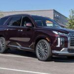 El Hyundai Palisade 2022 combina lujo y confort con una excelente relación calidad-precio. Con capacidad para ocho personas, su interior cuenta con materiales de alta gama y tecnología avanzada, como el sistema de seguridad SmartSense de Hyundai, que incluye asistente de prevención de colisión y alerta de colisión en el punto ciego. El motor V6 asegura un rendimiento suave y, con la opción de tracción integral, este SUV puede manejar diversas condiciones climáticas, lo que lo convierte en una opción confiable y elegante para viajes en familia.