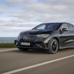 Mercedes-Benz anunció que los sedanes eléctricos EQE y EQS, junto con sus versiones SUV, serán descontinuados para 2026. Aunque estos vehículos ofrecen características avanzadas como la Hyperscreen y una conducción eléctrica refinada, no lograron el éxito esperado. Su diseño no resonó con los compradores tradicionales de Mercedes, y la alta competencia de otros fabricantes, sumada a los elevados aranceles para los modelos importados, ha llevado a Mercedes a cesar la producción de estos modelos para el mercado estadounidense en 2026. Sin embargo, seguirán disponibles en algunos mercados internacionales.