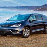 La Chrysler Pacifica Híbrida 2018 es el único monovolumen híbrido enchufable disponible en el mercado, pero su confiabilidad deja mucho que desear. Aunque ofrece una buena autonomía eléctrica, los problemas con la batería híbrida y el sistema eléctrico han sido reportados con frecuencia. La presencia de múltiples recalls y fallos recurrentes en la batería híbrida afectan su rendimiento y confiabilidad general. A pesar de su versatilidad y espacio interior, los problemas técnicos asociados a este modelo hacen que no sea la opción más confiable.