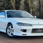 El Nissan Silvia S15, que se descontinuó en 2002, sigue siendo una de las opciones más populares entre los conductores de drift y los entusiastas de los autos deportivos japoneses. Su tracción trasera y su diseño compacto lo convierten en un vehículo de alto rendimiento ideal para modificaciones. Aunque su distribución fue limitada fuera de Japón, el S15 sigue siendo muy buscado por su equilibrio y estilo clásico. Para los compradores interesados en un proyecto de coche personalizado, el Silvia S15 es una opción atractiva.