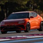 El Genesis GV60 Magma se presenta como un SUV eléctrico de alto rendimiento que competirá directamente con los modelos más exclusivos de BMW M y Mercedes-AMG. Con 640 caballos de fuerza y una aceleración de 0 a 100 km/h en solo 3,4 segundos, este crossover eléctrico está destinado a ser uno de los más rápidos de su clase. El diseño agresivo, con un prominente alerón trasero y grandes ruedas, y su sistema de carga rápida lo convierten en una opción irresistible para los amantes de la potencia y el lujo. Este modelo, previsto para su lanzamiento en 2026, será el primero de la división de alto rendimiento Magma de Genesis y promete ser un punto de referencia en los SUV eléctricos de lujo.