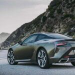 Lexus LC 500 (2018–en adelante)

El Lexus LC 500 es un deportivo de lujo que ofrece lo mejor de los autos europeos con la fiabilidad japonesa. Con un motor V8 de 5.0 litros, el LC 500 es el coche perfecto para aquellos que buscan una conducción potente pero refinada. A pesar de ser un modelo de lujo, los primeros LC 500 de 2018 ya se pueden encontrar por debajo de los 50.000 dólares, lo que lo convierte en una de las opciones más atractivas para quienes desean un superdeportivo con un toque de elegancia.

Este modelo no solo se destaca por su potente motor, sino también por su interior de calidad superior y su estética que rivaliza con la de los mejores deportivos europeos. Si buscas un deportivo que combine lujo, fiabilidad y un sonido impresionante, el Lexus LC 500 es la elección ideal.

Lo mejor: Conducción potente, diseño de lujo y fiabilidad Lexus.