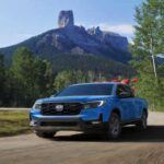 Precio promedio de venta: $40,000
La Honda Ridgeline es una de las opciones más singulares dentro del segmento de las camionetas medianas. Con un diseño innovador que incluye un maletero en el cajón de la caja, es ideal para quienes buscan versatilidad sin sacrificar comodidad. Además, la Ridgeline es conocida por su manejo suave y su confiabilidad, atributos que la colocan como una opción muy atractiva en el mercado de usados.

Gracias a la fiabilidad inherente de la marca Honda, la Ridgeline mantiene hasta el 61% de su valor después de cinco años. Su combinación de confort, capacidad de carga y economía de combustible la hacen una opción sólida para quienes buscan una camioneta que sea útil tanto para el trabajo como para la vida diaria.

Lo mejor: Confort y fiabilidad Honda, diseño único y valor de reventa sólido.