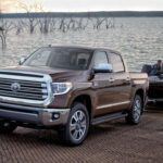 Probabilidad de alcanzar las 250,000 millas: 30.0%
Precio de venta sugerido: $42,185 - $66,455

La Toyota Tundra es una de las camionetas más duraderas y confiables de su clase. Con la inclusión de un motor turboalimentado V6 y un sistema de suspensión más suave, este modelo no solo ofrece comodidad, sino también una excelente capacidad para realizar trabajos pesados. La Tundra tiene la reputación de resistir el paso del tiempo, lo que la convierte en una excelente opción para quienes buscan una camioneta que ofrezca rendimiento y longevidad. Su amplio espacio interior también la hace adecuada para familias y trabajadores que requieren de un vehículo de carga fiable.

Lo mejor: Gran capacidad de remolque, durabilidad, comodidad mejorada.