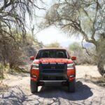 La Nissan Frontier también ha visto caer su fiabilidad en la nueva generación, lanzada en 2022. Aunque inicialmente se pensaba que la Frontier podría competir con la Tacoma, los problemas de calidad en la fabricación y los sistemas electrónicos han perjudicado su rendimiento. Al igual que la Tacoma, la Frontier sufrió una caída en su fiabilidad tras el rediseño, con una puntuación más baja que la de generaciones anteriores. Esta camioneta compacta, que antes era reconocida por su durabilidad, ahora tiene dificultades para mantenerse al nivel de sus competidores.

Lo peor: Caída de la fiabilidad tras el rediseño, problemas en la calidad de fabricación y sistemas electrónicos.