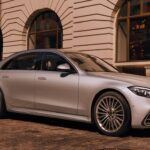 El Mercedes-Benz Clase S es el epítome del lujo en el segmento de los sedanes, pero, como era de esperarse, su mantenimiento es caro. Después de los 100,000 millas (160,000 km), los problemas más comunes en el Clase S incluyen fallos en la suspensión Airmatic, fugas de aceite y fallos en los sistemas electrónicos avanzados. Según CarEdge, el costo de mantenimiento estimado para los próximos diez años es de alrededor de 13,000 dólares, sin contar las reparaciones de transmisión o motor, que pueden aumentar aún más la factura.