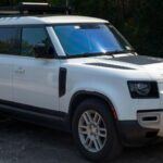 El Land Rover Defender 2021 es la combinación perfecta entre lujo y capacidad todoterreno. Con su sistema Terrain Response, es capaz de ajustarse a diferentes tipos de terreno, lo que le permite superar obstáculos de gran dificultad. En carretera, su interior refinado y su tecnología avanzada de infoentretenimiento ofrecen una experiencia de conducción cómoda y sofisticada. El Defender es ideal para quienes buscan un SUV robusto sin sacrificar el confort y el estilo.

Lo mejor: Capacidad todoterreno imbatible, lujo y confort en carretera.