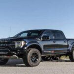 El Hennessey Velociraptor 6x6 lleva el Ford Raptor a una altura extrema con su configuración de seis ruedas motrices. Equipado con una mejora en el motor que le proporciona 558 caballos de fuerza y una caja de carga más larga, este camión es ideal para aventuras gigantes. Su eje adicional, la suspensión elevada y su diseño agresivo hacen que este vehículo no pase desapercibido, ya sea en carretera o fuera de ella.

Su apariencia se ve complementada por modificaciones personalizadas como parachoques exclusivos, luces LED y neumáticos de gran tamaño. En el interior, el Velociraptor ofrece lujo y funcionalidad, convirtiendo cada viaje en una declaración de poder y sofisticación.