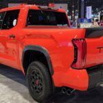 La Toyota Tundra TRD Pro 2022 es conocida por su fiabilidad y capacidades todoterreno excepcionales. Equipado con un motor V8 de 5.7 litros, este modelo ofrece potencia suficiente para remolcar caravanas, cargar equipo pesado y enfrentarse a los terrenos más desafiantes. Su caja de carga amplia y las soluciones de almacenamiento bien pensadas permiten organizar todo lo necesario para un campamento de manera eficiente.

La suspensión especial de la Tundra TRD Pro, combinada con sus placas protectoras, garantiza que puedas atravesar caminos difíciles con facilidad, mientras que las avanzadas características de seguridad proporcionan tranquilidad en tus viajes.