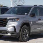 La Honda Pilot Híbrido será una de las grandes incorporaciones a los SUV híbridos de tres filas. Aunque aún no se han revelado todos los detalles, se espera que este modelo combine la fiabilidad de Honda con un sistema híbrido eficiente. La Pilot híbrida ofrecerá características similares a su versión de gasolina, con un interior espacioso y cómodo para hasta ocho pasajeros.

El modelo estará equipado con sistemas avanzados de asistencia al conductor y un motor híbrido de bajo consumo, lo que la convierte en una opción atractiva para quienes buscan un SUV familiar confiable y ecológico. La Pilot Híbrido promete ser una de las opciones más esperadas en este segmento.