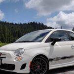 El Fiat 500 Abarth demuestra que los autos pequeños pueden ser increíblemente divertidos de conducir. Con un motor turboalimentado de 1.4 litros que produce aproximadamente 160 caballos de fuerza, este coche compacto es rápido, ágil y emocionante. Su suspensión deportiva y su transmisión manual de cinco velocidades lo convierten en una opción ideal para quienes buscan diversión instantánea al volante. A un precio de alrededor de 17.000 dólares de segunda mano, el Abarth ofrece un excelente equilibrio entre precio, rendimiento y experiencia de conducción.