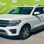El Ford Expedition, equipado con un motor V6 biturbo, ofrece un rendimiento combinado de 19 mpg, lo cual es bastante decente para un SUV de tamaño completo. Aunque el motor no es tan potente como los V8 que Ford solía ofrecer en modelos anteriores, el V6 sigue brindando una excelente combinación de rendimiento y ahorro de combustible. Si bien existen versiones más potentes disponibles, estas sacrificarán algo de eficiencia por más capacidad de carga o velocidad. En general, el Expedition es una excelente opción para quienes buscan un vehículo grande y potente pero con una eficiencia razonable.
