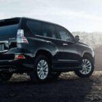 Probabilidad de durar más de 250,000 millas: 18.3%
Precio: $66,085 a $82,550
El Lexus GX 2025 es un SUV de lujo robusto y capaz, diseñado tanto para la carretera como para los terrenos más desafiantes. Su motor V6 de gran rendimiento y su capacidad de remolque lo hacen ideal para aquellos que necesitan un vehículo que no solo sea lujoso, sino también resistente. Con una gran capacidad para durar más de 250,000 millas, el GX es una excelente opción para quienes buscan un SUV que combine lujo, confort y fiabilidad sin importar las condiciones de manejo. Este modelo ha sido un referente en fiabilidad y resistencia, lo que lo convierte en una opción destacada para aquellos que buscan algo más que un simple SUV.