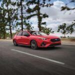 Un hatchback espacioso y funcional
El Subaru Impreza 2025 también se presenta como una opción atractiva para conductores altos, destacando por sus 39.8 pulgadas de espacio para la cabeza. Este modelo es ideal para quienes prefieren un hatchback, ya que también ofrece una buena capacidad de carga, comparable a la de un SUV compacto. Con 42.9 pulgadas de espacio para las piernas, el Impreza ofrece una experiencia cómoda incluso para los más altos. Es importante tener en cuenta que, al igual que el Sentra, el techo solar puede reducir el espacio para la cabeza, por lo que si eres particularmente alto, es mejor optar por una versión sin esta opción. Además, la versión RS del Impreza incluye asientos ajustables eléctricamente para mayor confort.