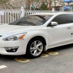 Fatal Accidents: 113 muertes por millón de vehículos registrados
El Nissan Altima es conocido por ser un sedán familiar confiable y cómodo, ideal para largos viajes y conducción diaria. Sin embargo, con 113 muertes por millón de vehículos, este coche demuestra que incluso los modelos más prácticos no están exentos de riesgos. A pesar de su eficiencia y accesibilidad, factores como la velocidad, los errores del conductor y su vulnerabilidad en accidentes lo colocan en esta lista. Los conductores del Altima deben ser especialmente cuidadosos al volante, ya que la confiabilidad no siempre es suficiente para evitar peligros en la carretera.