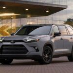 El Toyota Highlander 2025 es otro SUV que se adapta perfectamente a las necesidades de los jubilados. Su tamaño grande y su diseño bien pensado lo convierten en una excelente opción para quienes buscan un vehículo espacioso y de alto rendimiento. Con una opción de motorización híbrida y de gasolina, el Highlander ofrece 265 caballos de fuerza en su versión de gasolina o 243 caballos combinados en la versión híbrida, proporcionando una conducción eficiente sin perder potencia. Además, el diseño interior del Highlander está enfocado en la comodidad, con características como un sistema de infoentretenimiento intuitivo y un amplio espacio para pasajeros y carga. Su fiabilidad y rendimiento lo hacen ideal para aquellos que buscan un SUV fácil de manejar y de mantener.