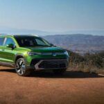 Un SUV espacioso y con tracción total opcional
El Volkswagen Taos, con un precio base de $26,420, se destaca por su apariencia de SUV tradicional y por su espacioso interior, lo que lo hace ideal para quienes necesitan más espacio sin renunciar a la maniobrabilidad de un SUV subcompacto. Su diseño cuadrado y robusto le da un aire más aventurero que otros modelos del segmento. Además, el Taos ahora cuenta con un motor turboalimentado de 174 hp, lo que le da un extra de potencia en comparación con otros SUV subcompactos. Con tracción total opcional y un interior bien equipado, el Taos es una de las opciones más equilibradas y atractivas del mercado.